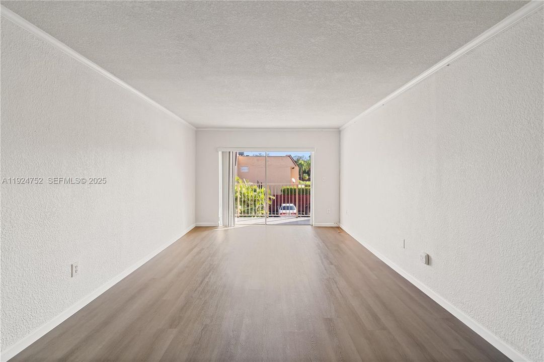 待售: $278,000 (2 贝兹, 1 浴室, 930 平方英尺)