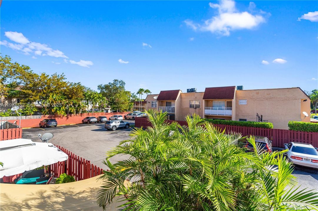 待售: $278,000 (2 贝兹, 1 浴室, 930 平方英尺)