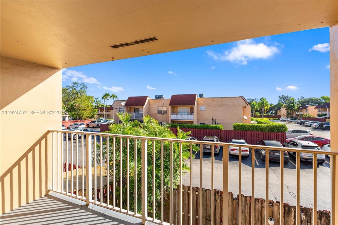 待售: $278,000 (2 贝兹, 1 浴室, 930 平方英尺)