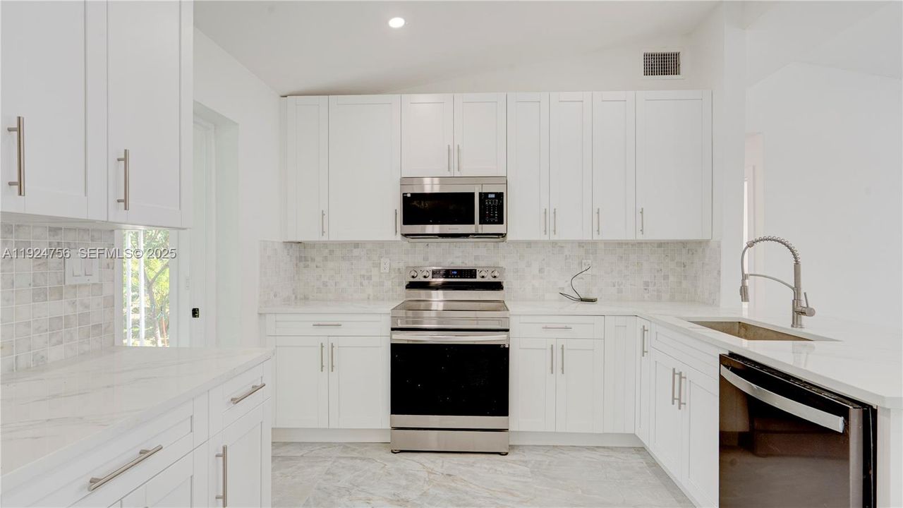 待售: $465,000 (2 贝兹, 2 浴室, 1218 平方英尺)