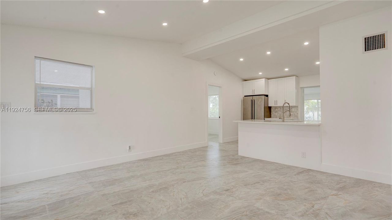 待售: $465,000 (2 贝兹, 2 浴室, 1218 平方英尺)