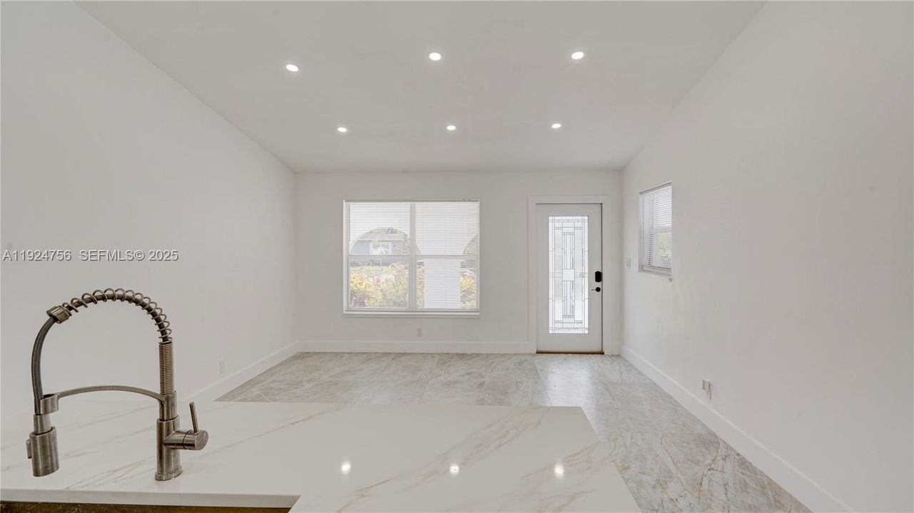 待售: $465,000 (2 贝兹, 2 浴室, 1218 平方英尺)