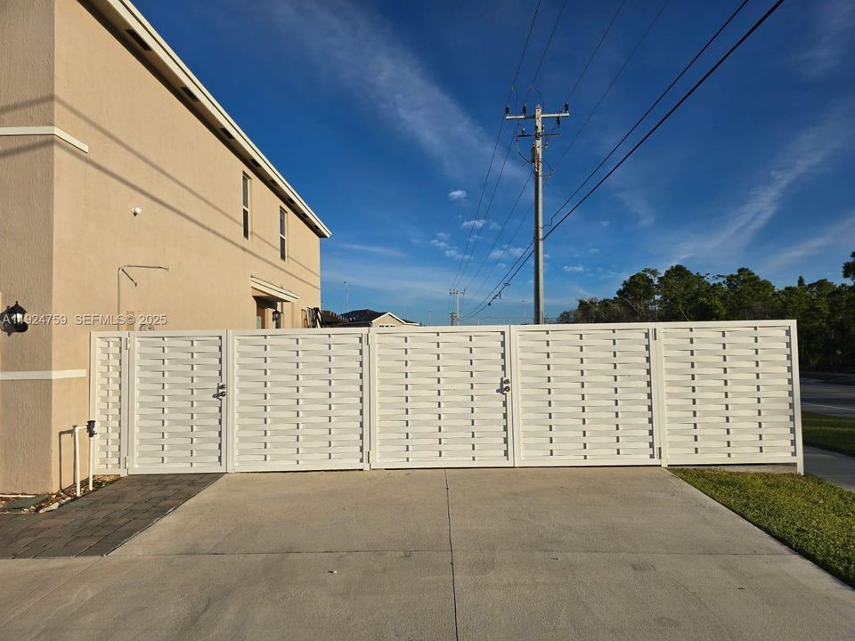 For Rent: $3,700 (4 beds, 2 baths, 2944 Square Feet)