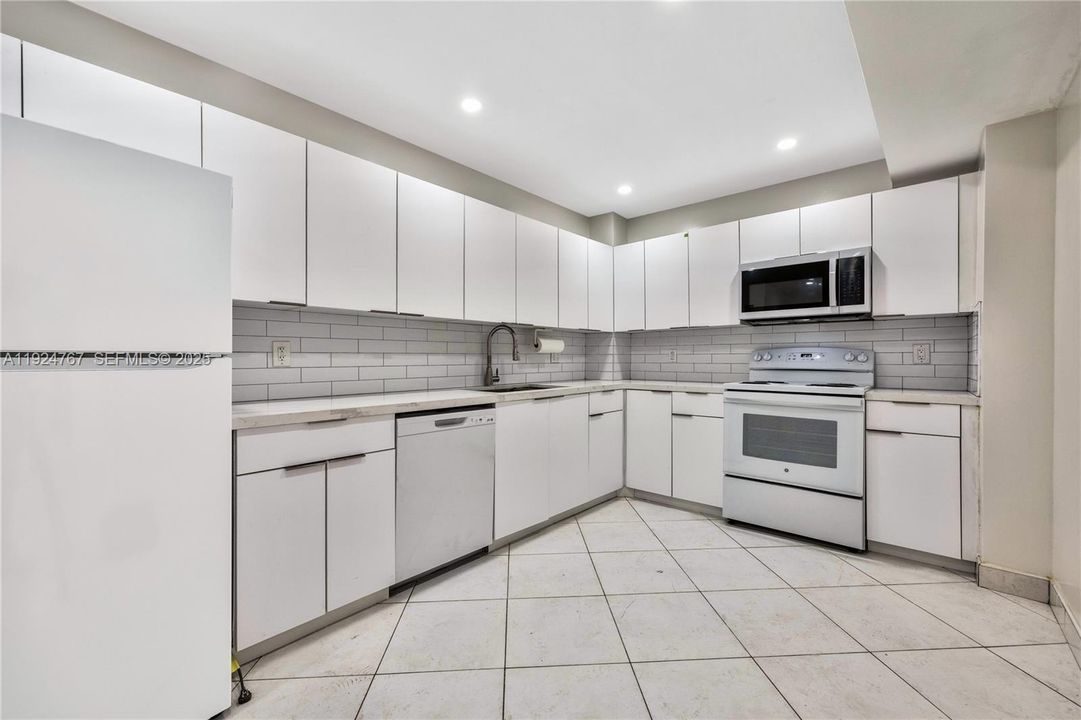 На продажу: $595,000 (2 спален, 2 ванн, 1323 Квадратных фут)