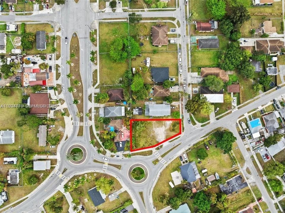 На продажу: $590,000 (0.30 acres)