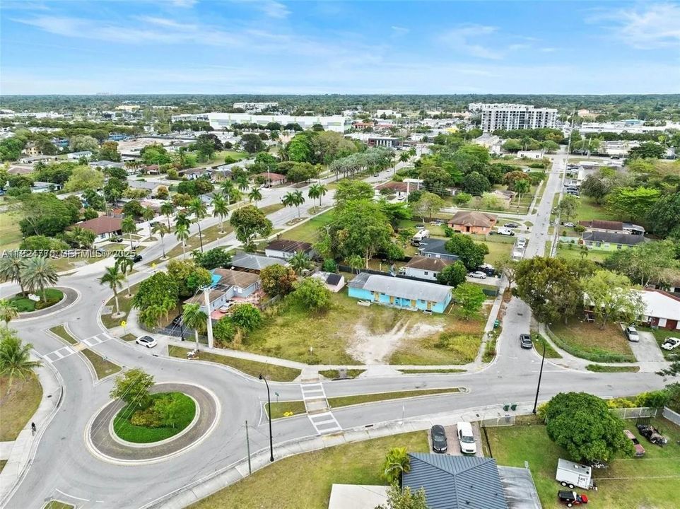 На продажу: $590,000 (0.30 acres)