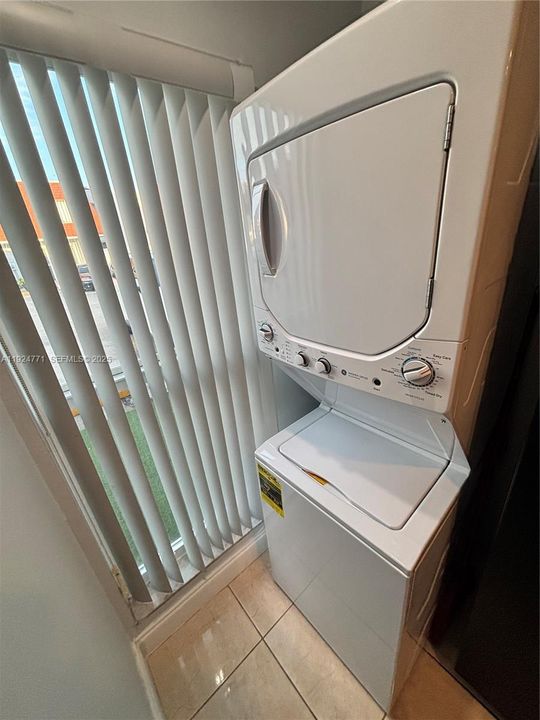 For Rent: $2,600 (2 beds, 1 baths, 1140 Square Feet)