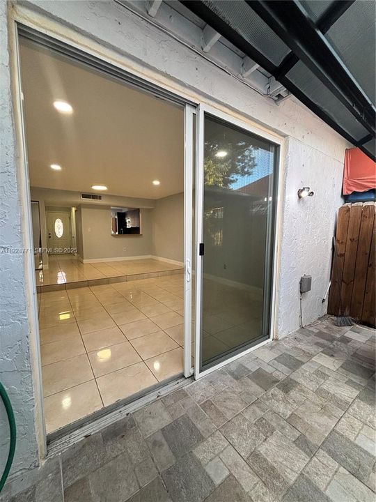 For Rent: $2,600 (2 beds, 1 baths, 1140 Square Feet)