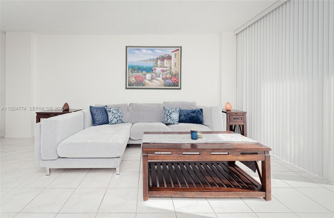 For Rent: $2,150 (1 beds, 1 baths, 900 Square Feet)