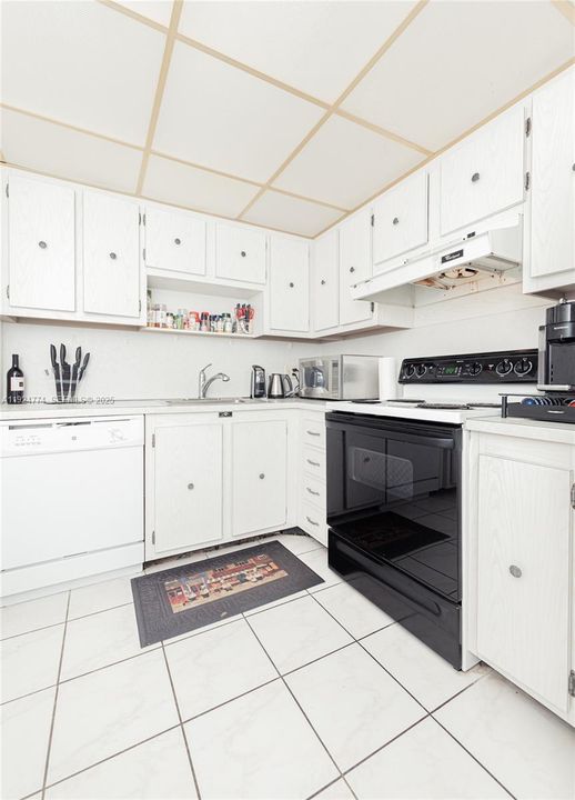 For Rent: $2,150 (1 beds, 1 baths, 900 Square Feet)