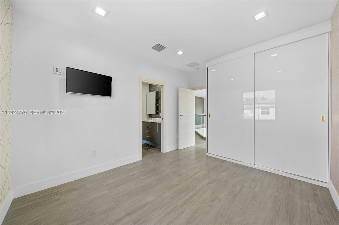 For Rent: $10,000 (4 beds, 2 baths, 2423 Square Feet)