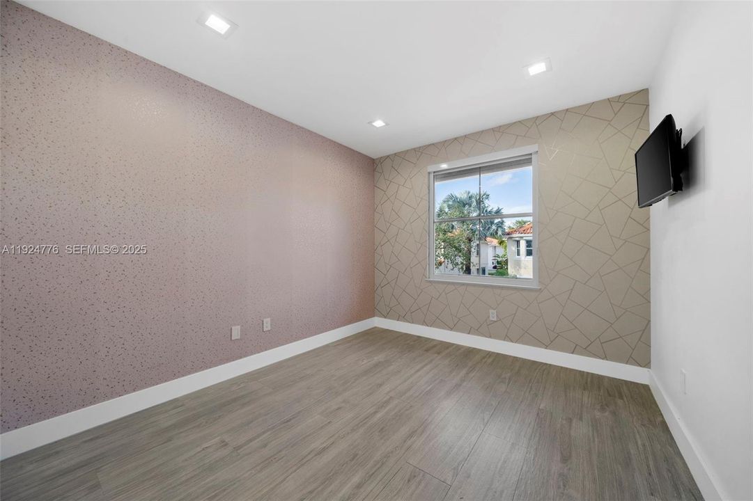 For Rent: $10,000 (4 beds, 2 baths, 2423 Square Feet)