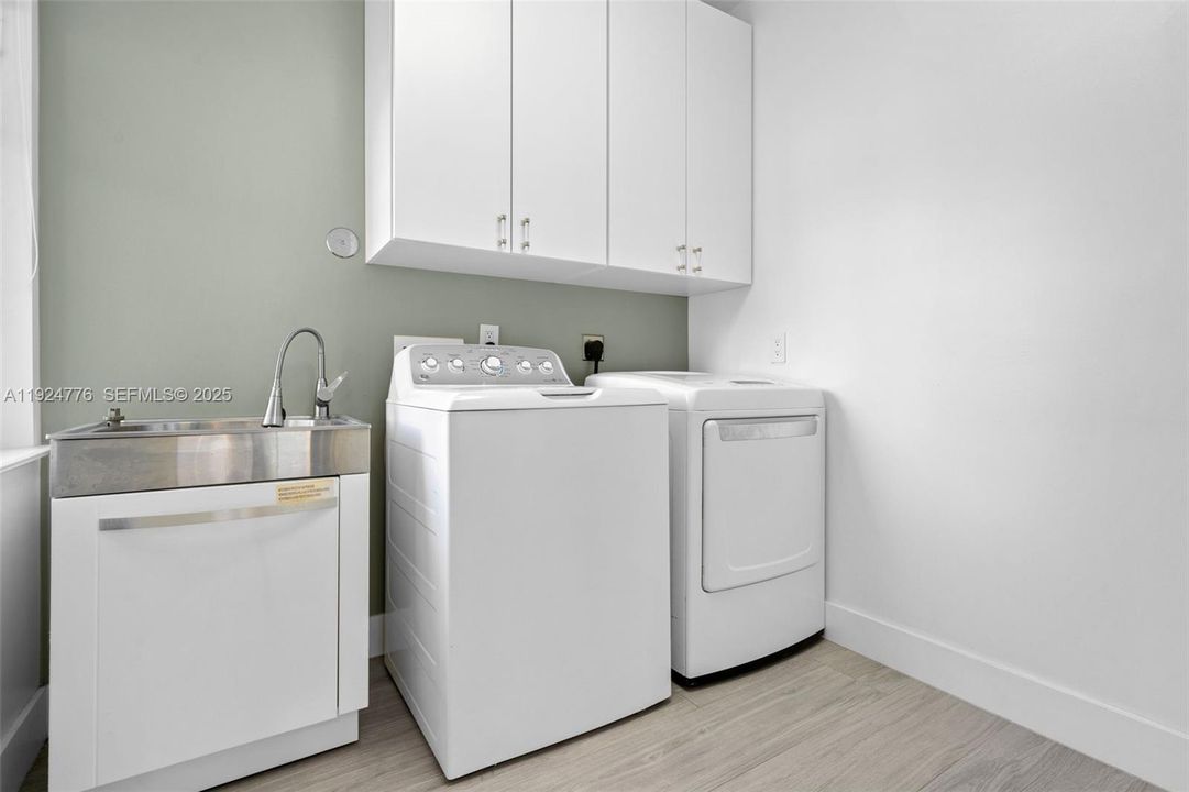 For Rent: $10,000 (4 beds, 2 baths, 2423 Square Feet)