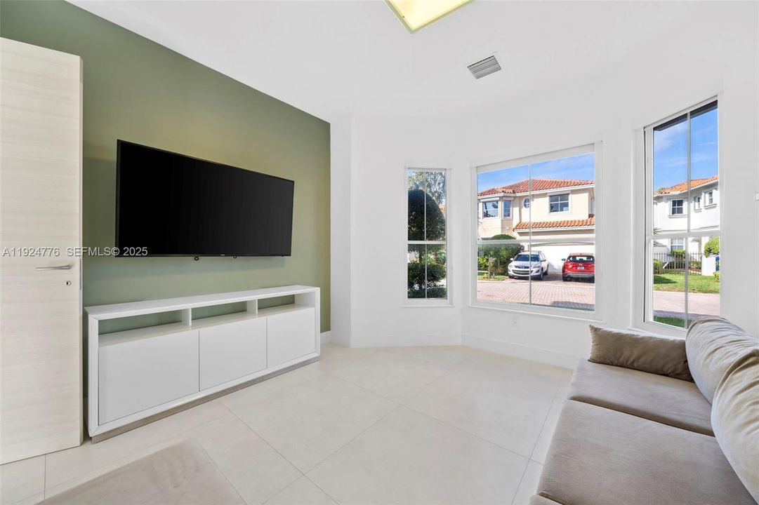 For Rent: $10,000 (4 beds, 2 baths, 2423 Square Feet)