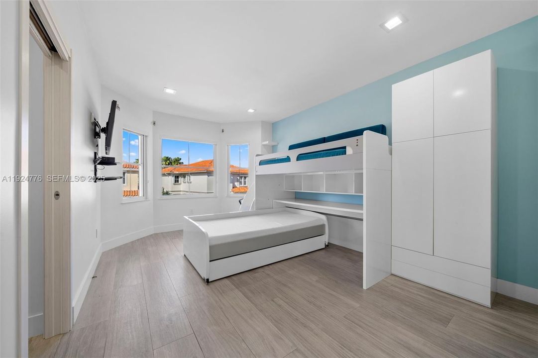 For Rent: $10,000 (4 beds, 2 baths, 2423 Square Feet)