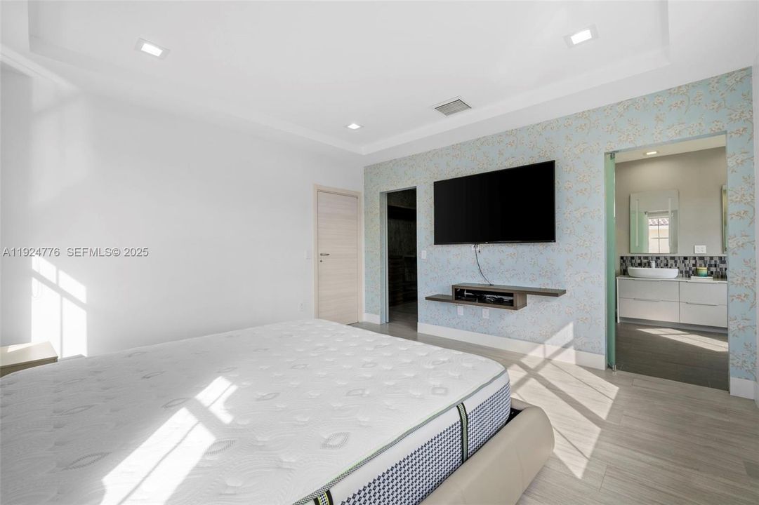 For Rent: $10,000 (4 beds, 2 baths, 2423 Square Feet)