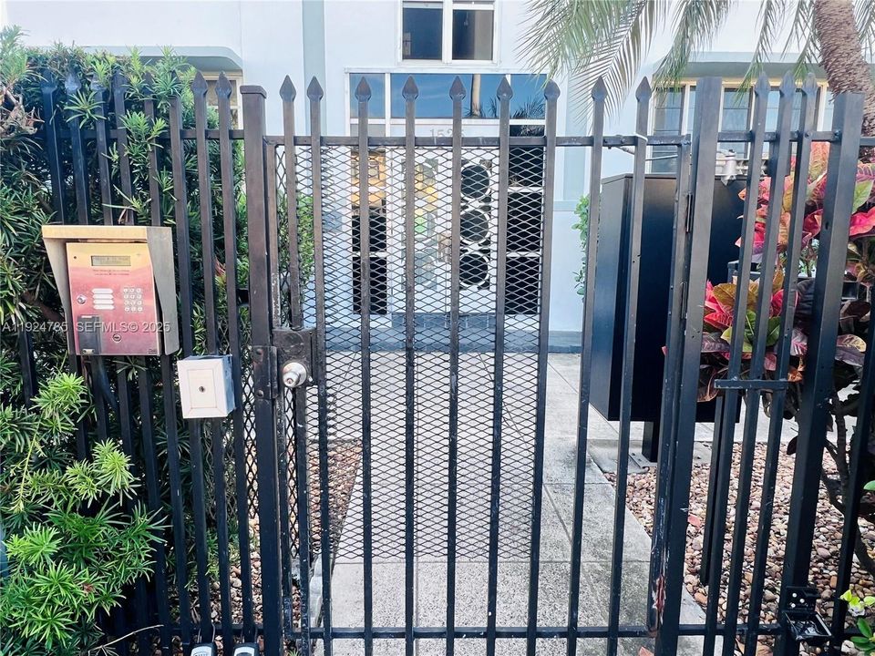 For Rent: $1,800 (0 beds, 1 baths, 450 Square Feet)