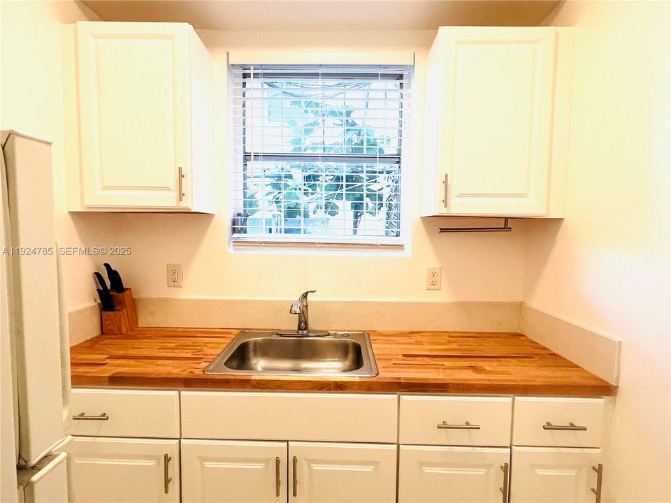 For Rent: $1,800 (0 beds, 1 baths, 450 Square Feet)