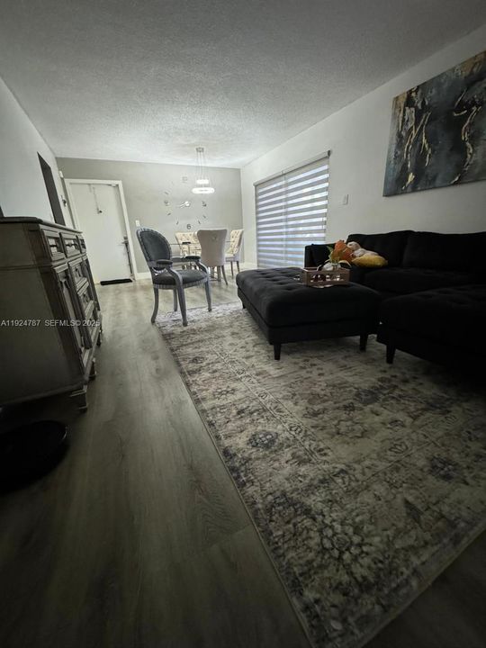 For Rent: $1,750 (1 beds, 1 baths, 738 Square Feet)