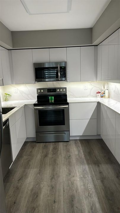 For Rent: $1,750 (1 beds, 1 baths, 738 Square Feet)