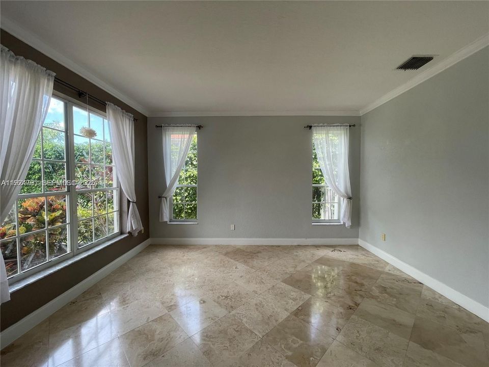 В аренду: $5,800 (5 спален, 2 ванн, 2890 Квадратных фут)