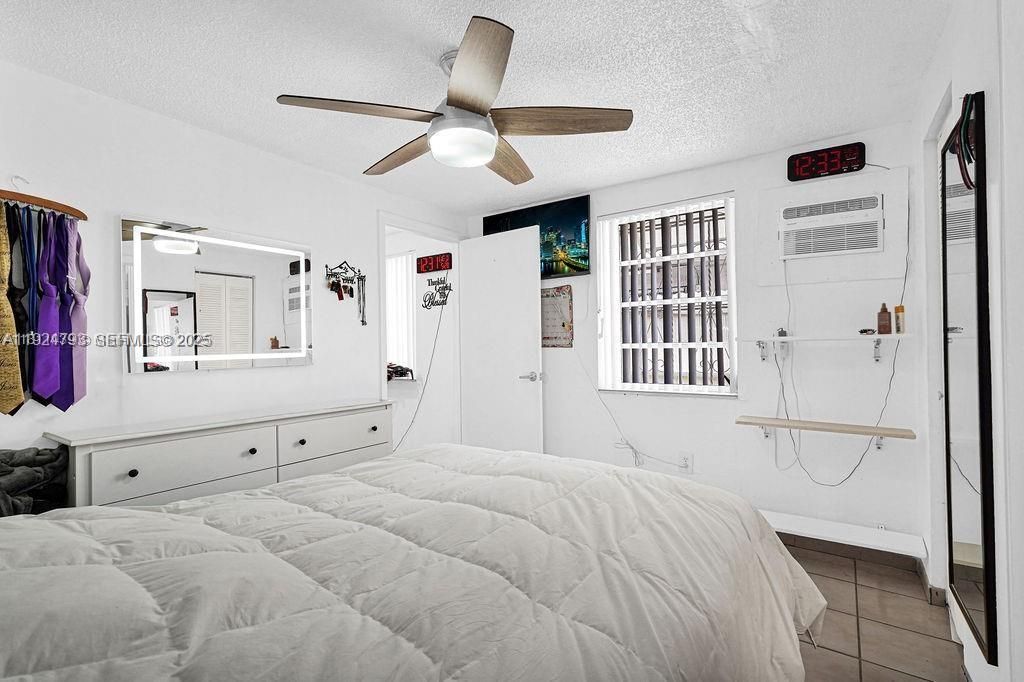 For Sale: $699,000 (7 beds, 3 baths, 2555 Square Feet)