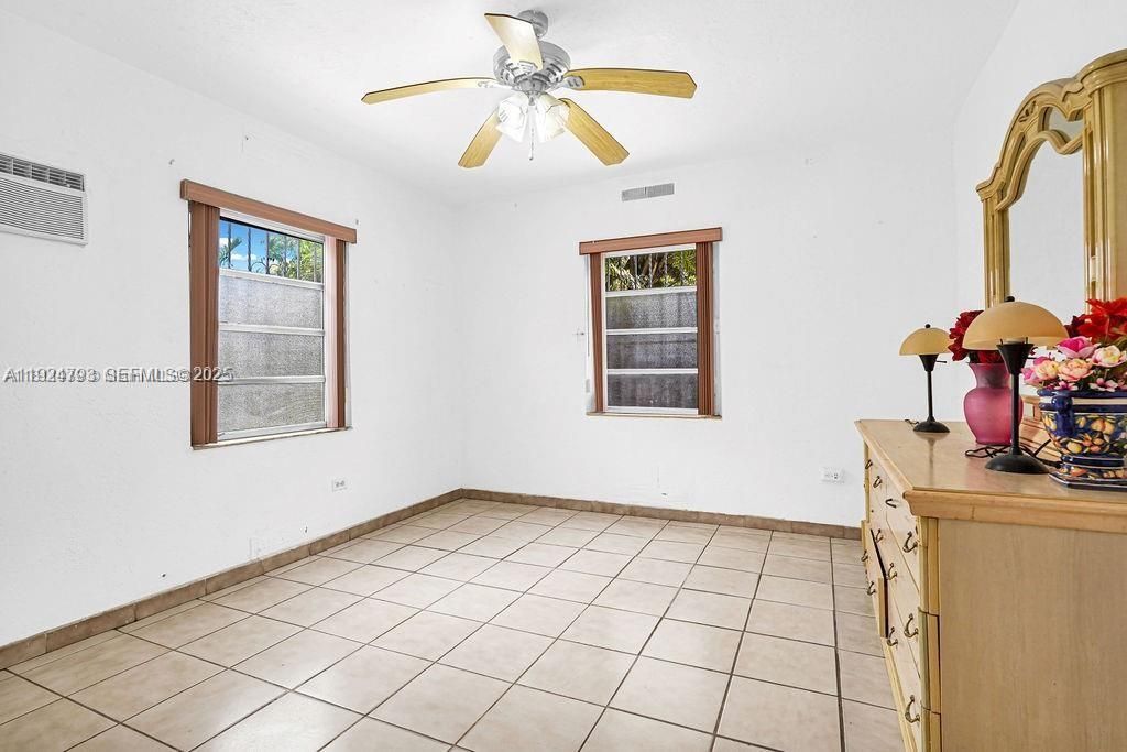 For Sale: $699,000 (7 beds, 3 baths, 2555 Square Feet)