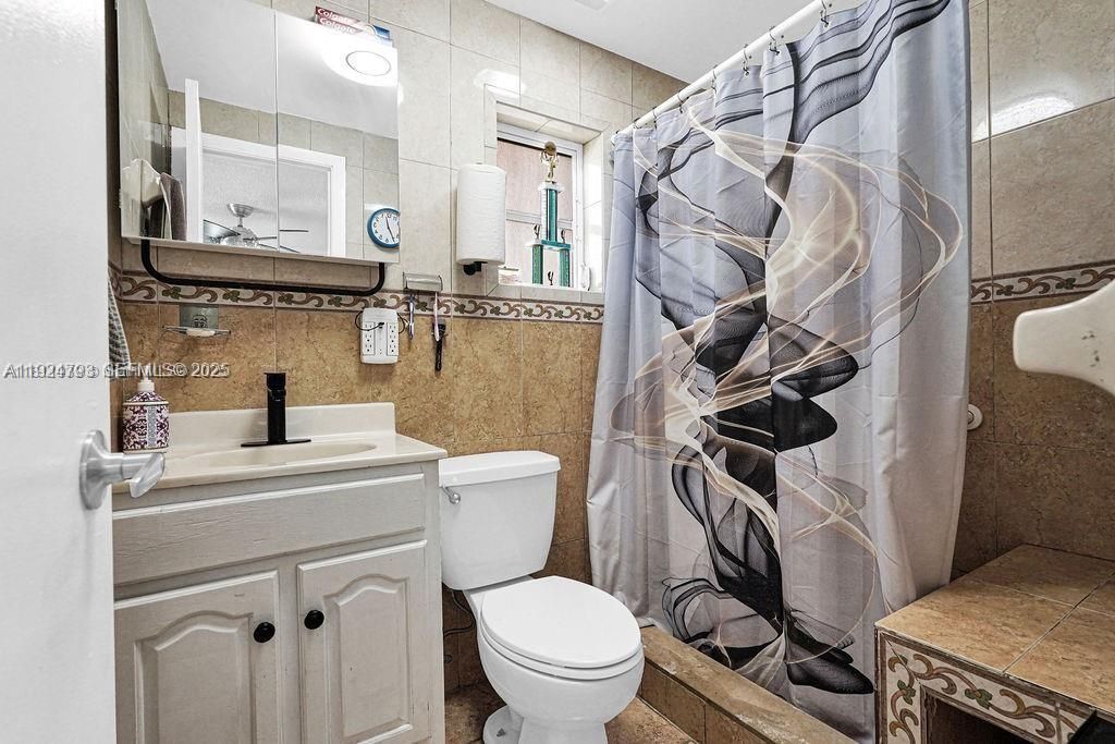 For Sale: $699,000 (7 beds, 3 baths, 2555 Square Feet)