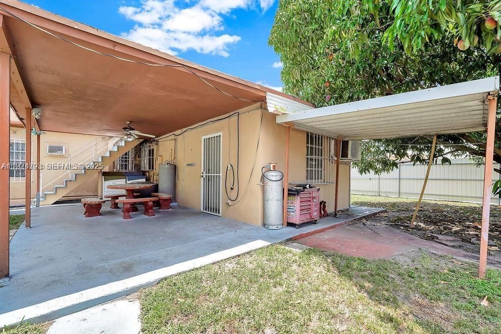 For Sale: $699,000 (7 beds, 3 baths, 2555 Square Feet)