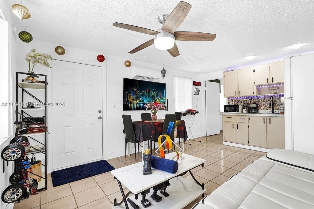 For Sale: $699,000 (7 beds, 3 baths, 2555 Square Feet)