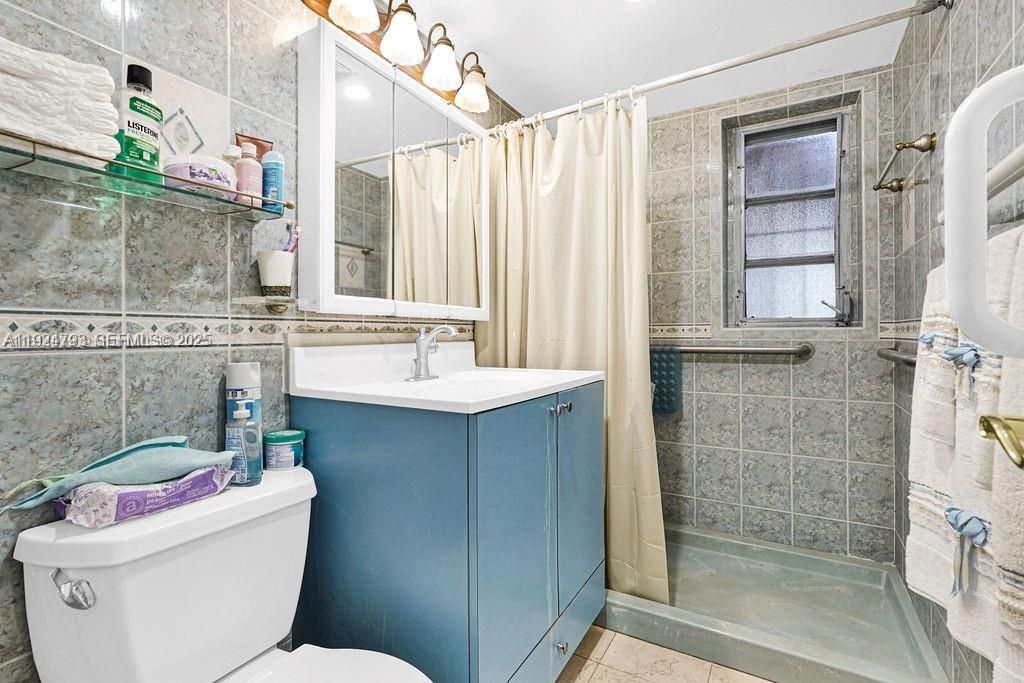 For Sale: $699,000 (7 beds, 3 baths, 2555 Square Feet)