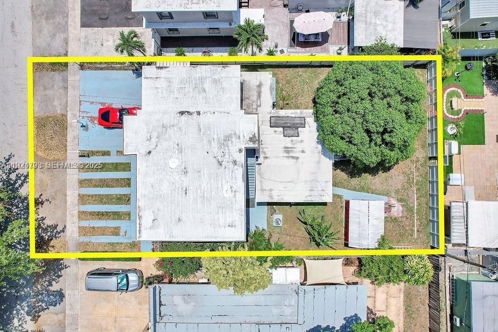 For Sale: $699,000 (7 beds, 3 baths, 2555 Square Feet)