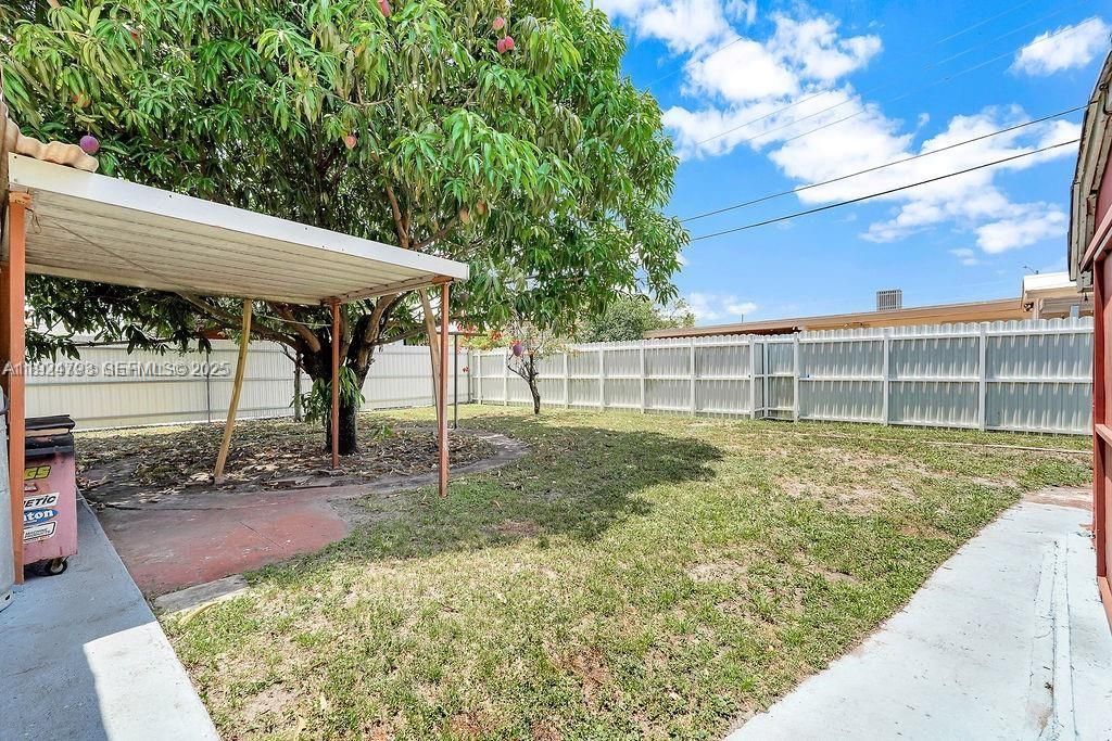 For Sale: $699,000 (7 beds, 3 baths, 2555 Square Feet)