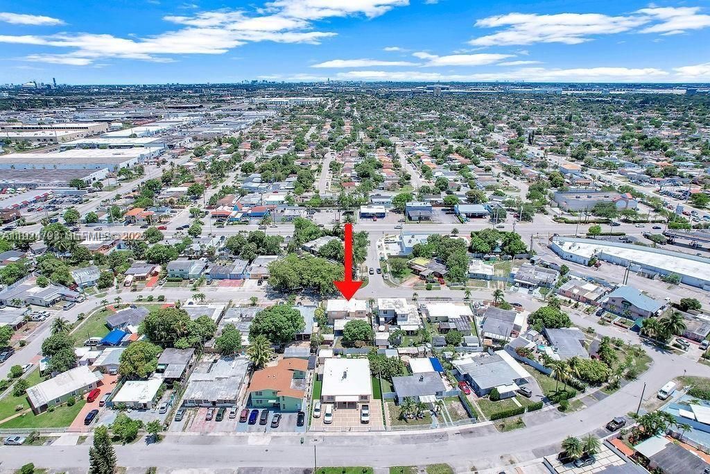 For Sale: $699,000 (7 beds, 3 baths, 2555 Square Feet)