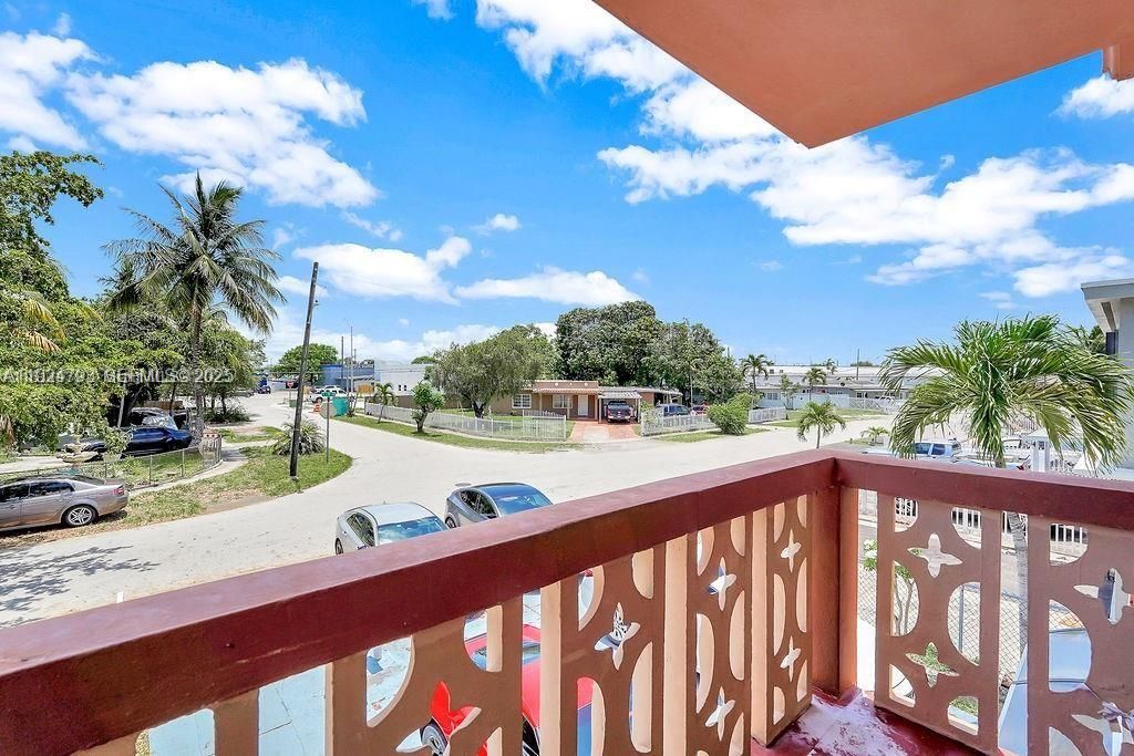 For Sale: $699,000 (7 beds, 3 baths, 2555 Square Feet)