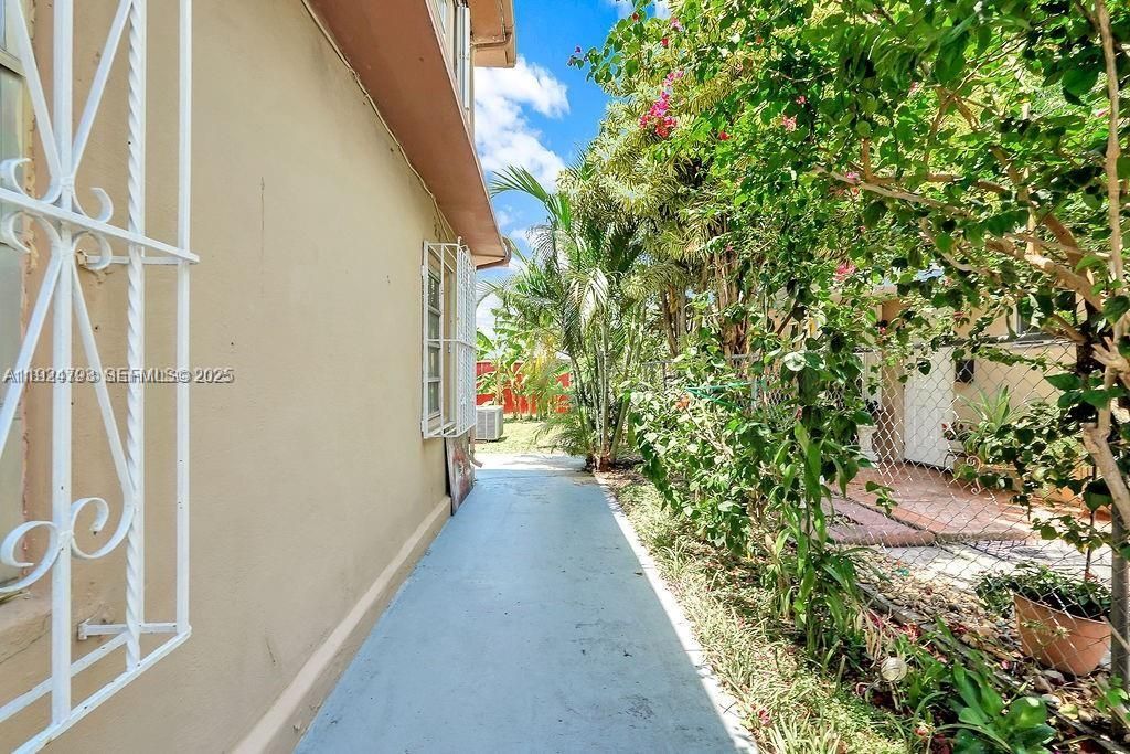 For Sale: $699,000 (7 beds, 3 baths, 2555 Square Feet)