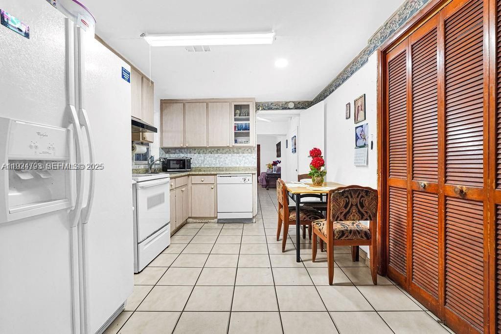 For Sale: $699,000 (7 beds, 3 baths, 2555 Square Feet)