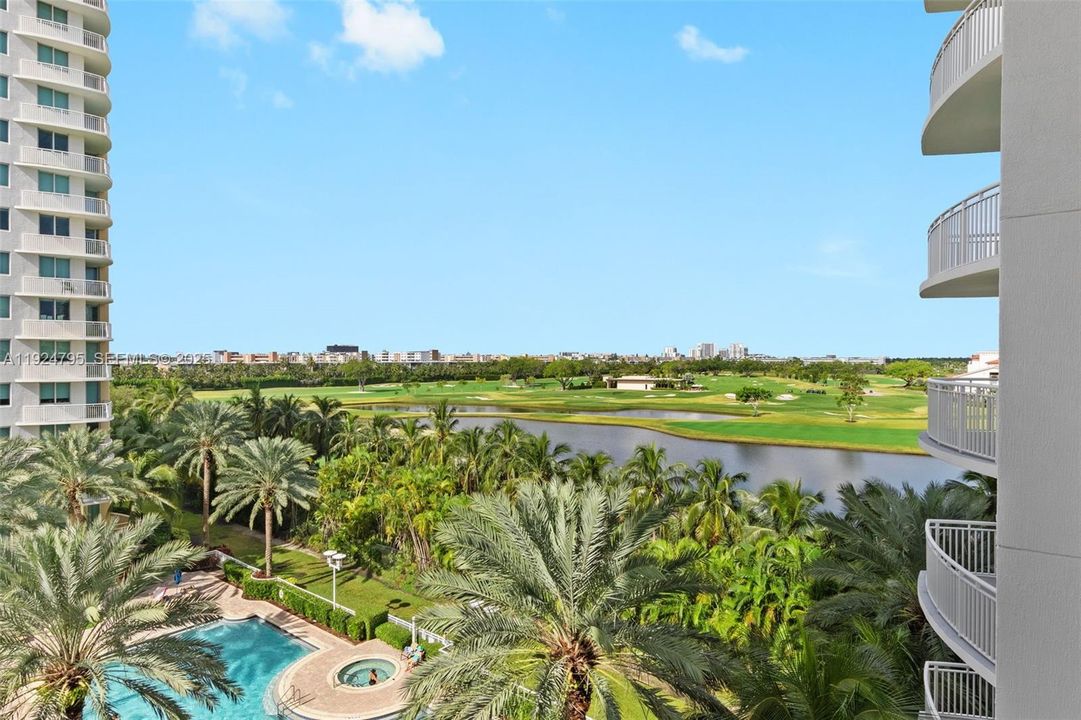 For Sale: $330,000 (1 beds, 1 baths, 915 Square Feet)