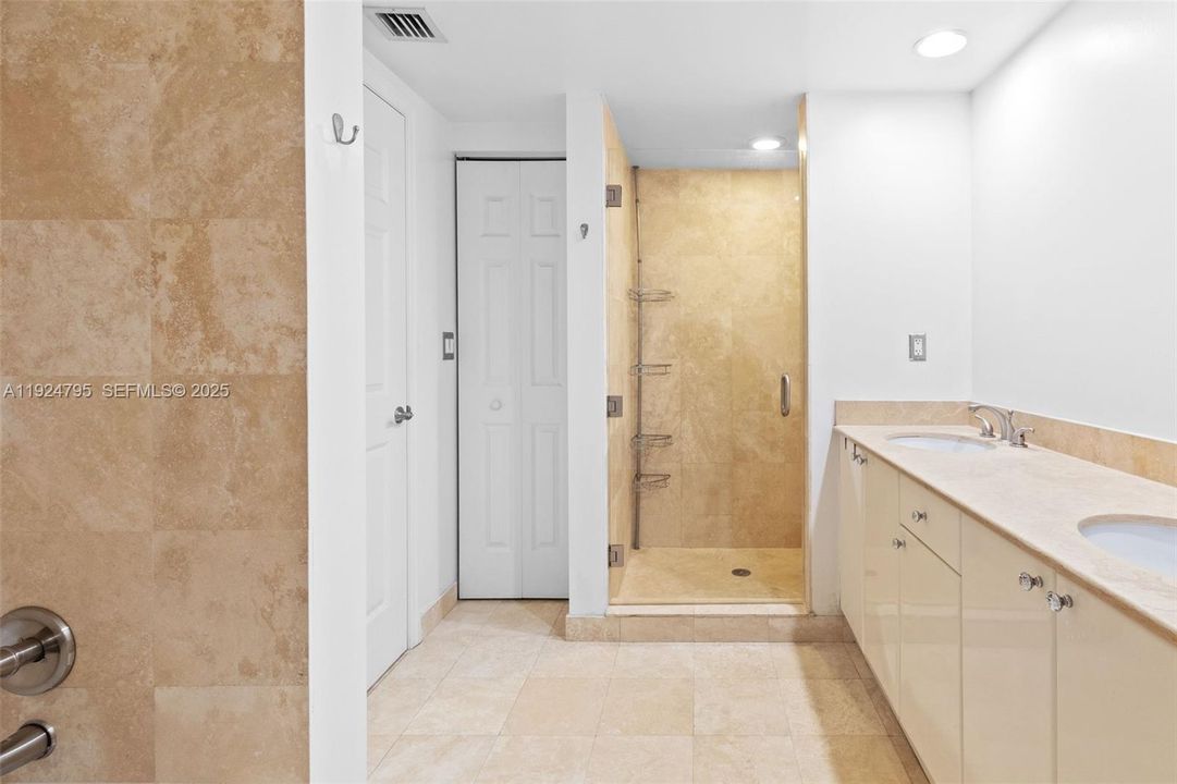 For Sale: $330,000 (1 beds, 1 baths, 915 Square Feet)