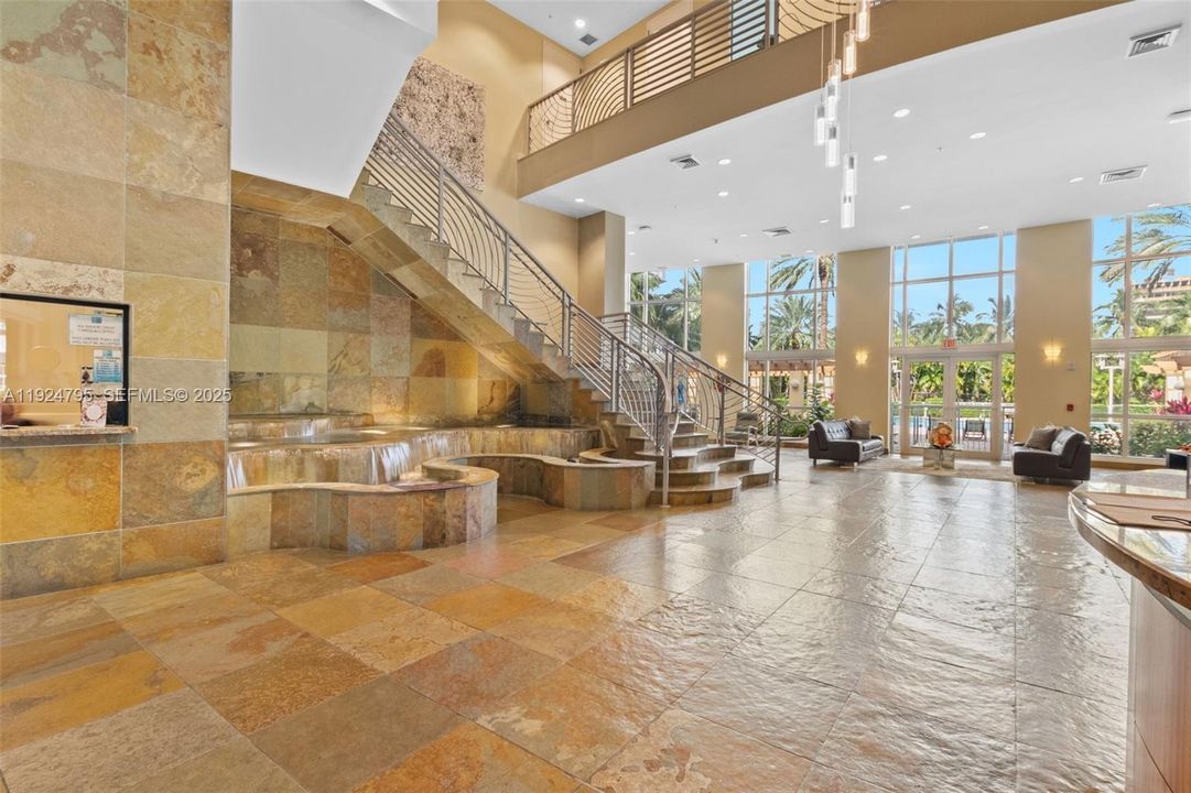 For Sale: $330,000 (1 beds, 1 baths, 915 Square Feet)