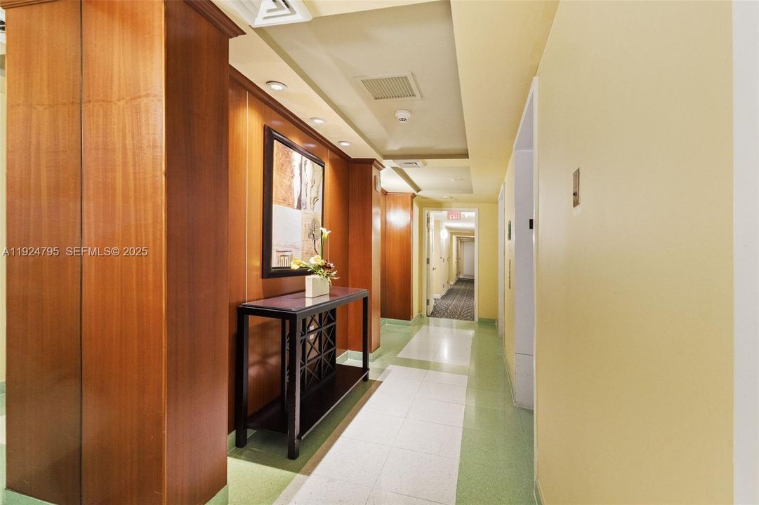 For Sale: $330,000 (1 beds, 1 baths, 915 Square Feet)