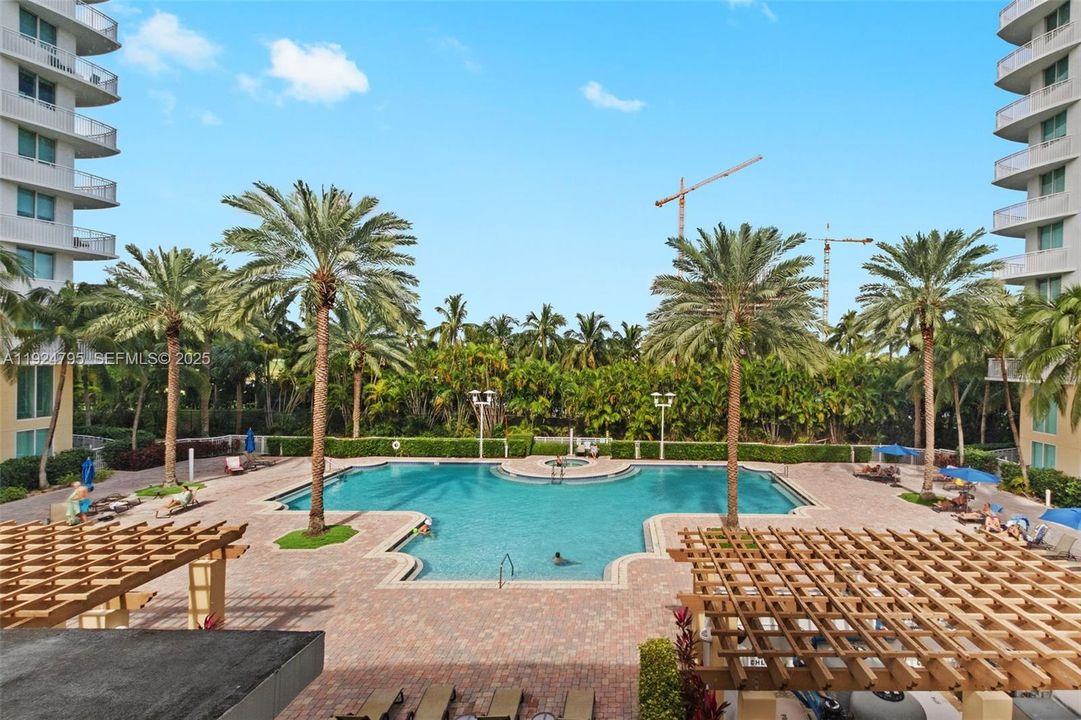 For Sale: $330,000 (1 beds, 1 baths, 915 Square Feet)