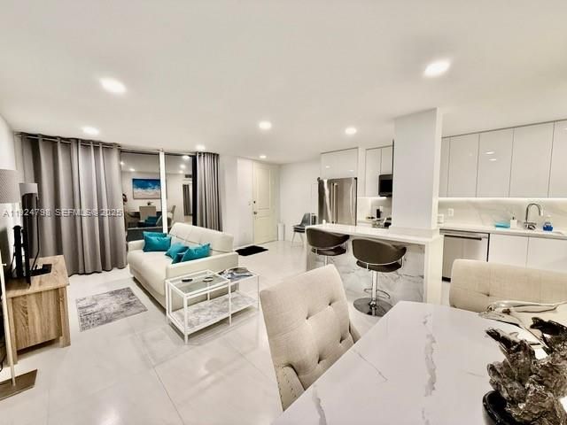 For Rent: $3,200 (1 beds, 1 baths, 680 Square Feet)