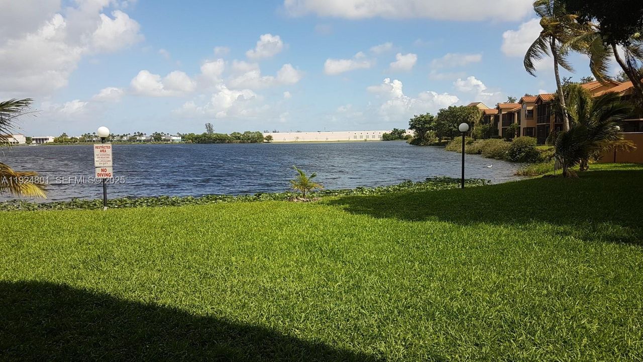 For Rent: $2,300 (2 beds, 2 baths, 970 Square Feet)