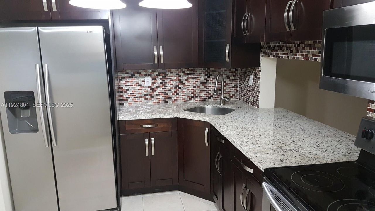 For Rent: $2,300 (2 beds, 2 baths, 970 Square Feet)