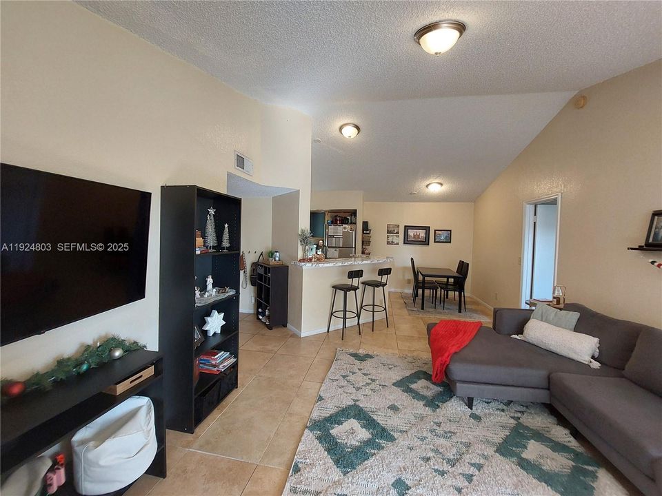 For Sale: $295,000 (2 beds, 2 baths, 1105 Square Feet)