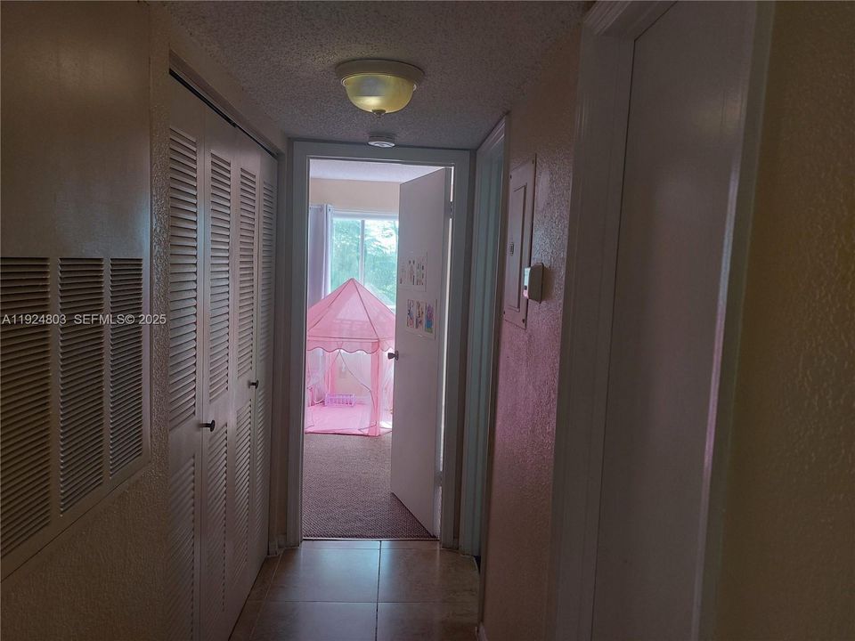 Split floor plan / hall