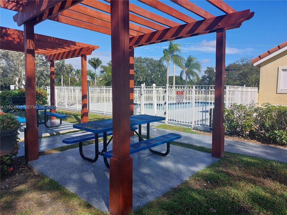 For Sale: $295,000 (2 beds, 2 baths, 1105 Square Feet)