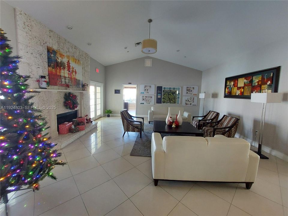 For Sale: $295,000 (2 beds, 2 baths, 1105 Square Feet)