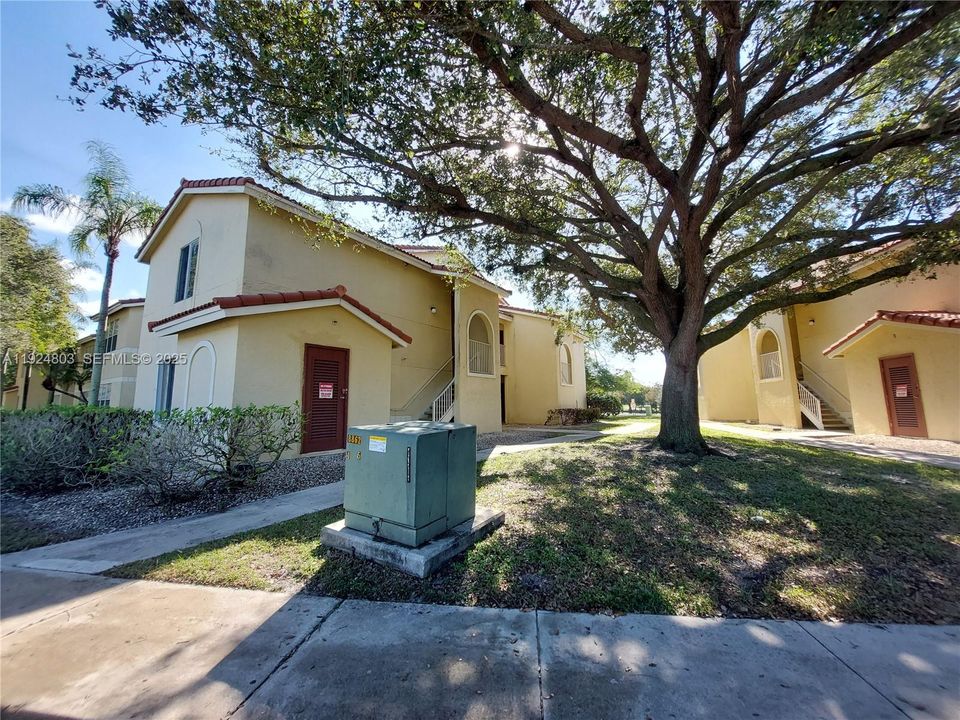 For Sale: $295,000 (2 beds, 2 baths, 1105 Square Feet)